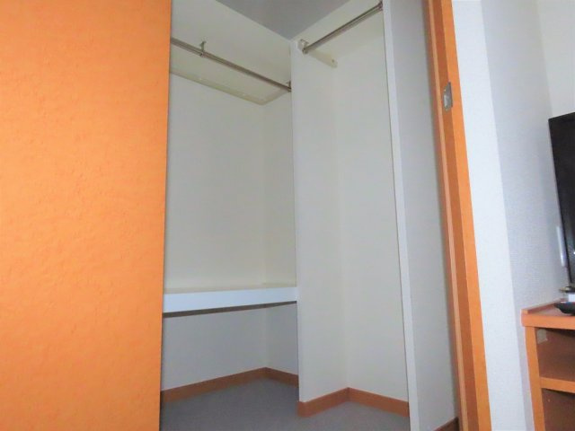 レオパレスプレジール緑が丘の内装|ウォークインクローゼット