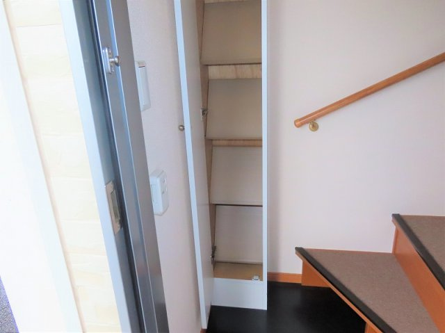 レオパレスエバーグリーンＡの玄関|1階に玄関がある内階段のお部屋です