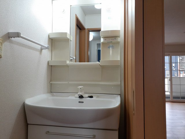 トムトックⅡの洗面所|明るい洗面所です