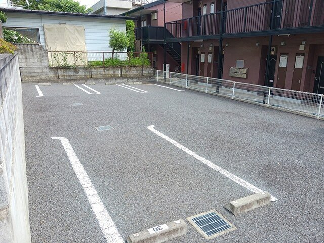 アクシーヌの駐車場