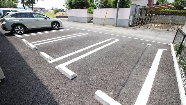 ニューストーン・スリーの駐車場