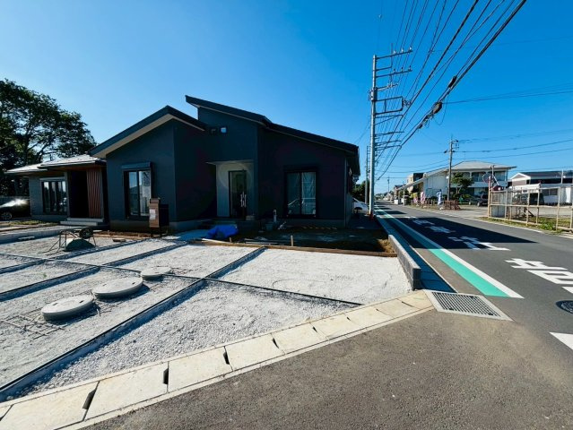 七栄　新築平屋戸建て　２号棟の前面道路含む現地写真