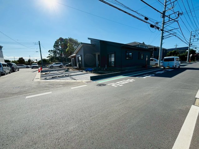 七栄　新築平屋戸建て　２号棟の前面道路含む現地写真