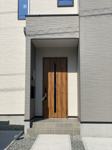 総社市門田新築戸建の玄関