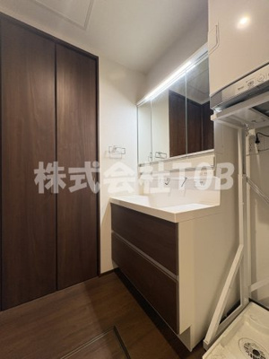 【独立洗面台】 | 世田谷区宮坂１丁目戸建-再契約型- | 1F　3面鏡シャンプードレッサー※クリーニング完了前※