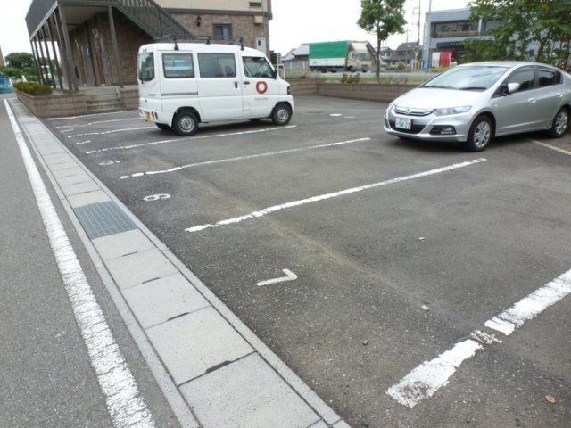エクレール・シャンブルの駐車場