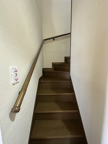 中古住宅　細畑4丁目の内装|階段