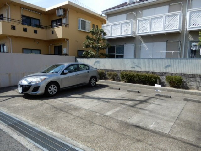 中津ハイツの駐車場