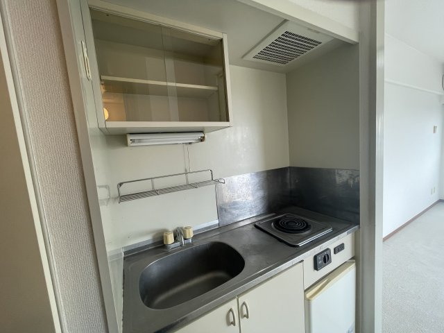 -三丁目不動産-　キャッスルマンション熊谷のキッチン|コンパクトなキッチンで掃除もラクラク