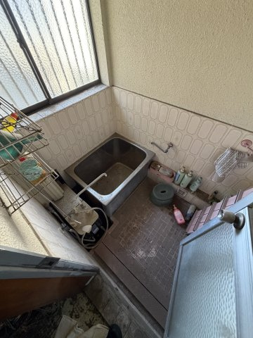 【一括販売】住居・作業場・資材置き場をまとめて確保！埼玉県幸手市北２丁目、南２丁目の浴室|1F-窓付きの浴室。好みの設備にリフォームする素材として。