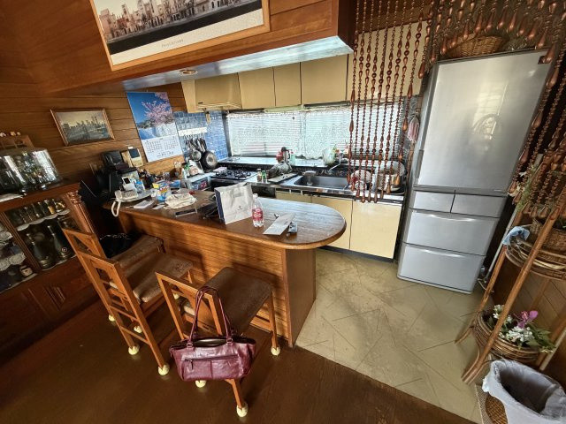 【一括販売】住居・作業場・資材置き場をまとめて確保！埼玉県幸手市北２丁目、南２丁目のキッチン|2F-上下に収納を備えたキッチンです。