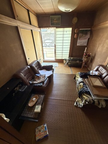 【一括販売】住居・作業場・資材置き場をまとめて確保！埼玉県幸手市北２丁目、南２丁目の居間・リビング|2F-畳の香りに包まれる、２階の独立した和室空間です