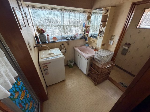 【一括販売】住居・作業場・資材置き場をまとめて確保！埼玉県幸手市北２丁目、南２丁目の脱衣所|2F-窓からの光が差し込む、すっきりとした配置の洗面室です