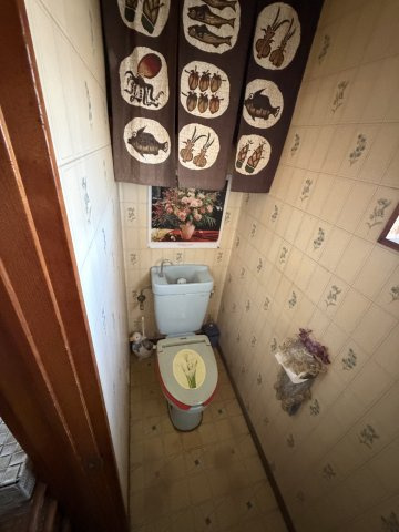 【一括販売】住居・作業場・資材置き場をまとめて確保！埼玉県幸手市北２丁目、南２丁目のトイレ|2F-窓もあり明るいトイレです。