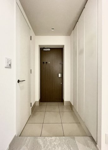 ブランズタワー豊洲の玄関|収納もある玄関です