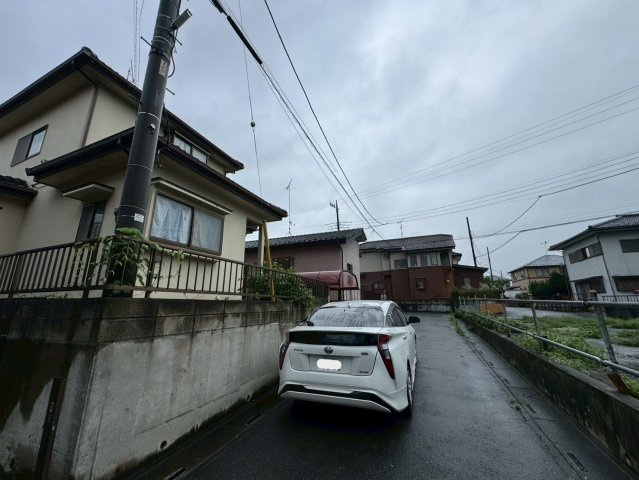 -三丁目不動産-　寄居町鉢形　平成6年築の前面道路含む現地写真