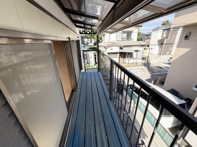 桶川市坂田西3丁目 中古戸建 ～開放感ある公道角地・カースペース2台～のバルコニー|急な雨でも安心な屋根付きのバルコニーです。洗濯物を干すのに便利な物干し金物も備わっています。前面道路