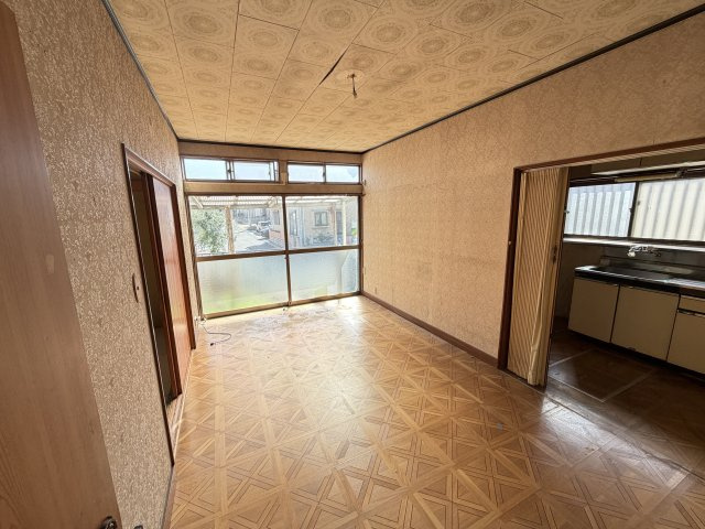 桶川市坂田西3丁目 中古戸建 ～開放感ある公道角地・カースペース2台～の居間・リビング|キッチンへ直接出入りできる、動線良好な1階の洋室です。大きな窓からは心地よい光が差し込み、お部屋を開