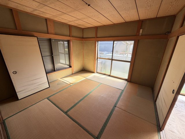 桶川市坂田西3丁目 中古戸建 ～開放感ある公道角地・カースペース2台～の和室|2面に窓があり、心地よい光と風が通り抜ける8帖の広々とした和室です 。襖を開ければ隣の空間とも繋がり