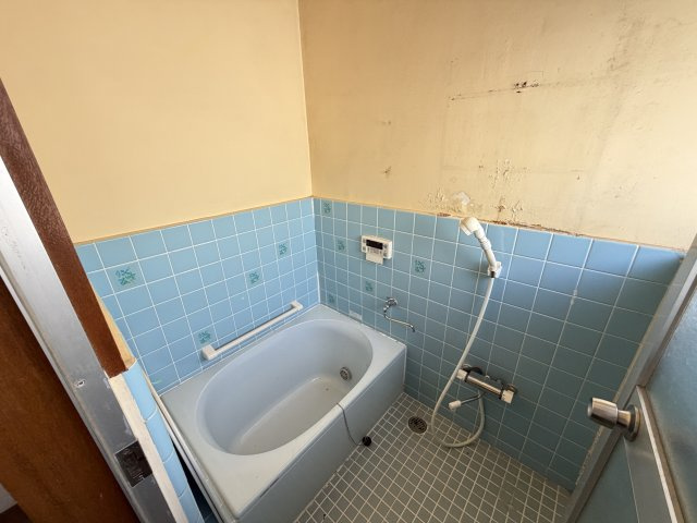 桶川市坂田西3丁目 中古戸建 ～開放感ある公道角地・カースペース2台～の浴室|足を伸ばしてゆったりとくつろげる、1坪以上の広々としたバスルームです。レトロで爽やかなブルーのタイル