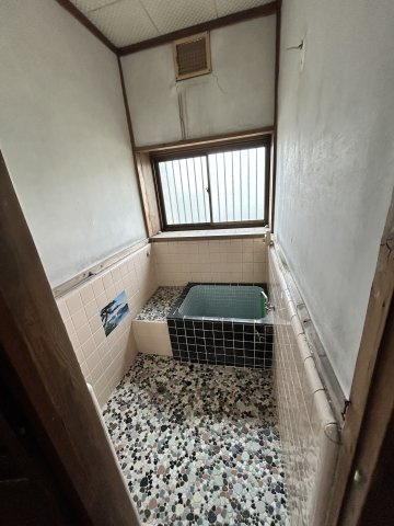 レトロな趣とゆったりとした裏庭～埼玉県久喜市栗橋北2丁目～の浴室|懐かしいモザイクタイルを活かした、レトロな趣の浴室です。