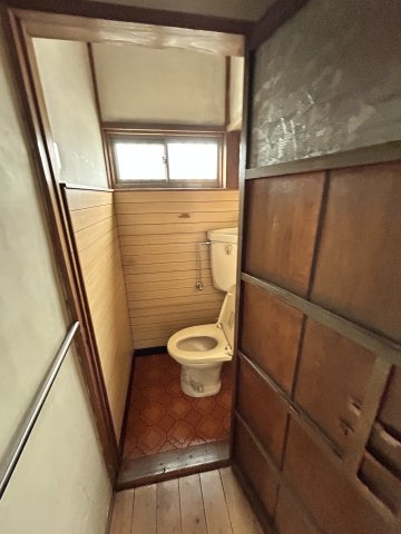 レトロな趣とゆったりとした裏庭～埼玉県久喜市栗橋北2丁目～のトイレ|窓から自然光が入り、換気もしやすい衛生的な空間です。