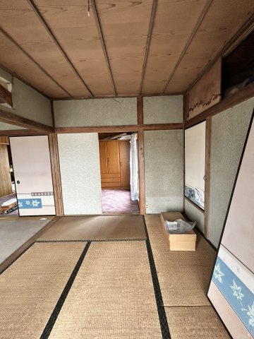 レトロな趣とゆったりとした裏庭～埼玉県久喜市栗橋北2丁目～の和室|襖を開放することで、隣の和室と一体感のある空間になります。