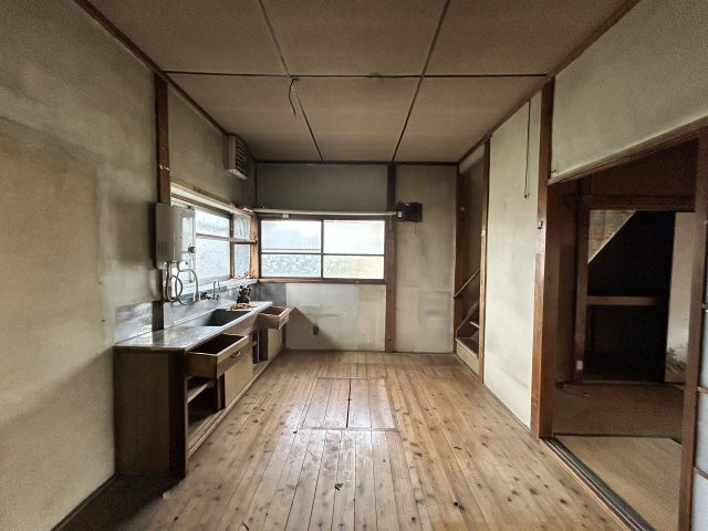 レトロな趣とゆったりとした裏庭～埼玉県久喜市栗橋北2丁目～のキッチン|ダイニングとしても活用できる、お好みに整えられる台所。