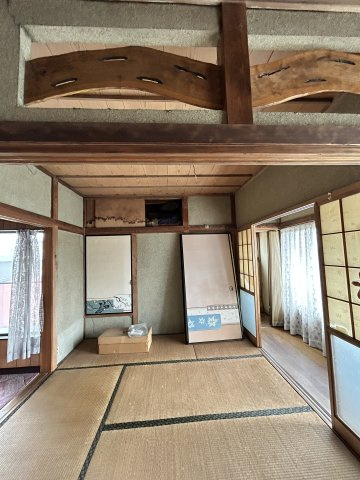 レトロな趣とゆったりとした裏庭～埼玉県久喜市栗橋北2丁目～の和室|職人の手仕事が光る、レトロで味わい深い欄間が施されています。