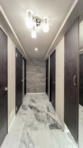 ザ・パークハウス池田山の玄関|収納もある玄関です
