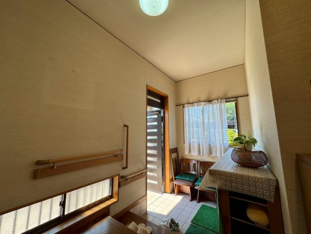 -三丁目不動産-　本庄市栄2丁目　平成元年築　平屋の玄関|ゆったりとした玄関です