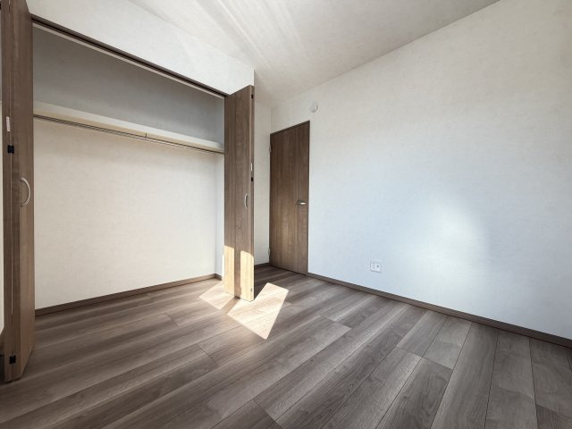 ワイウッドコート上尾市中妻第3期の寝室|広くて明るい寝室