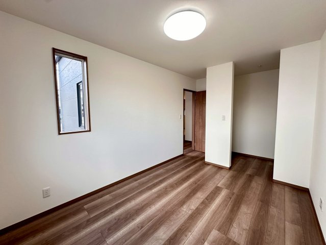 クライン太田市新井町第6期の洋室|落ち着いた色調の洋室です