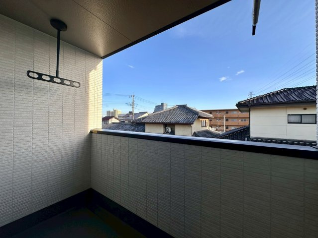 ワイウッドコート太田市飯田町第3期のバルコニー|開放的で明るい空間を演出してくれるバルコニーです