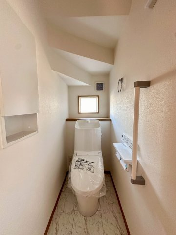 ワイウッドコート館林市足次町第2期のトイレ|シンプルで使いやすいトイレです