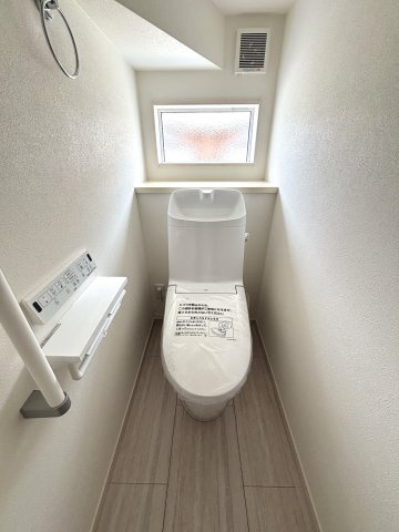 ワイウッドコート伊勢崎市南千木町第5期のトイレ|落ち着いたトイレです