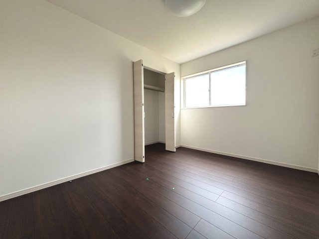 ワイウッドコート伊勢崎市南千木町第5期の洋室|広々とした洋室です