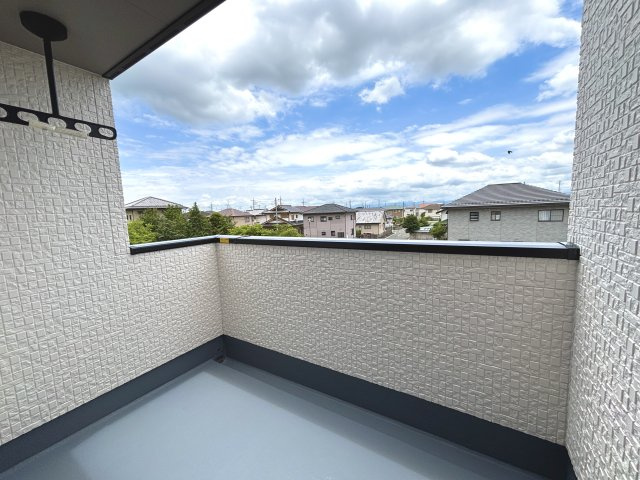ワイウッドコート伊勢崎市南千木町第5期のバルコニー|バルコニー付きです