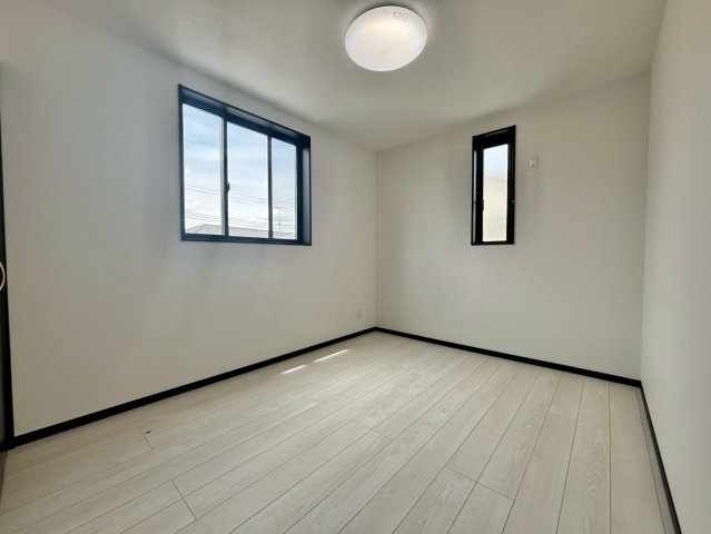 ワイウッドコート太田市内ケ島町第16期の洋室|個人の部屋や寝室として使える洋室です