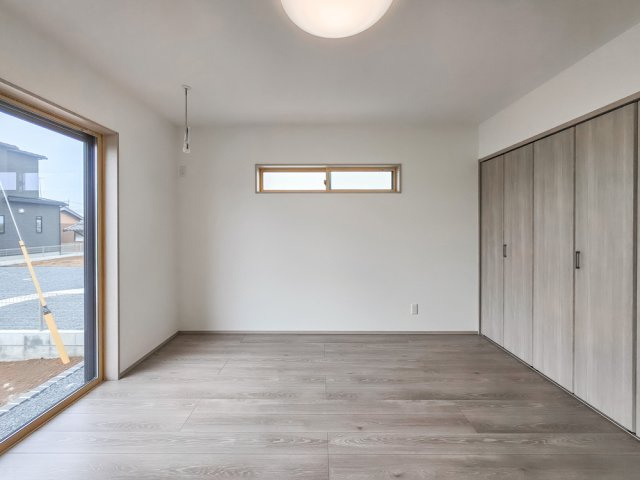 ワイウッドコート羽生市砂山第1期の寝室|広くて明るい寝室