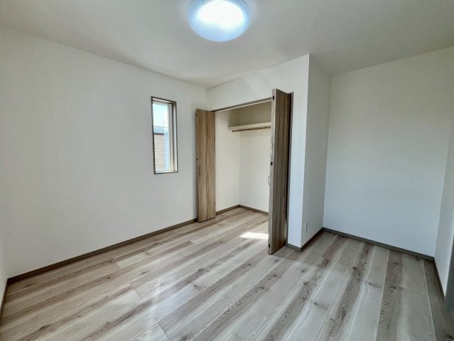 ワイウッドコート太田市飯塚町第6期の洋室|個人の部屋や寝室として使える洋室です