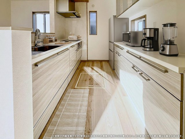 ワイウッドコート太田市飯塚町第6期のキッチン|【キッチン　CG家具設置イメージ】
※画像に含まれる家具家電はCGで作成されたイメージです。実際の物