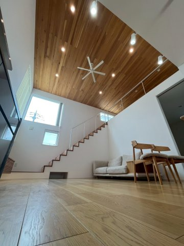 藤久良町　中古戸建ての居間・リビング|おしゃれな居間です
