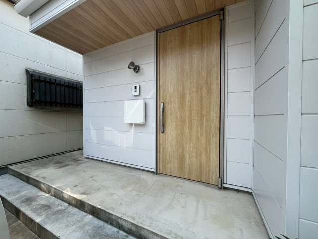藤久良町　中古戸建ての玄関|落ち着いた玄関です