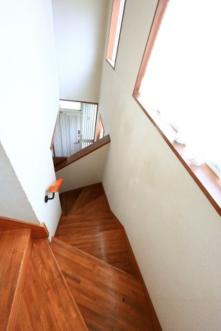 平成4年築・駐車3台可～群馬県北群馬郡榛東村～のその他|高窓からの採光により、足元まで光が届く階段スペースです