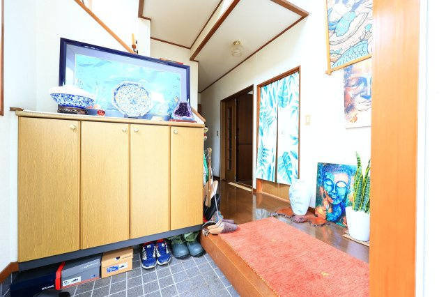平成4年築・駐車3台可～群馬県北群馬郡榛東村～の玄関|収納力のある靴箱と小物を飾れるゆとりある玄関スペース。