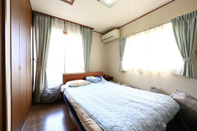 平成4年築・駐車3台可～群馬県北群馬郡榛東村～の洋室|2面採光を確保した、主寝室に適した2階洋室。
