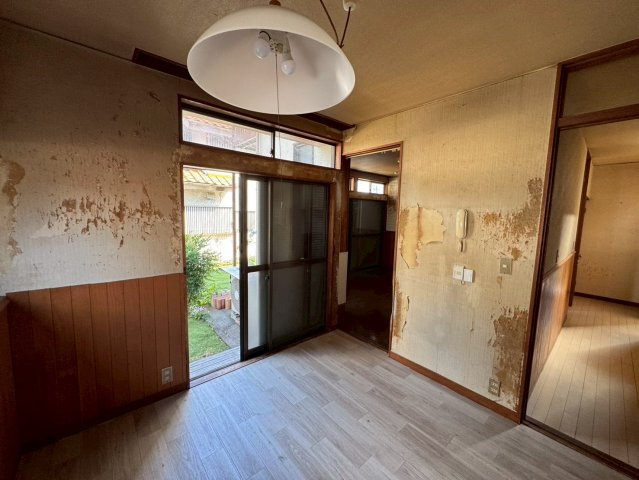 -三丁目不動産-　小川町東小川4丁目　東南角地の洋室|広々とした洋室です