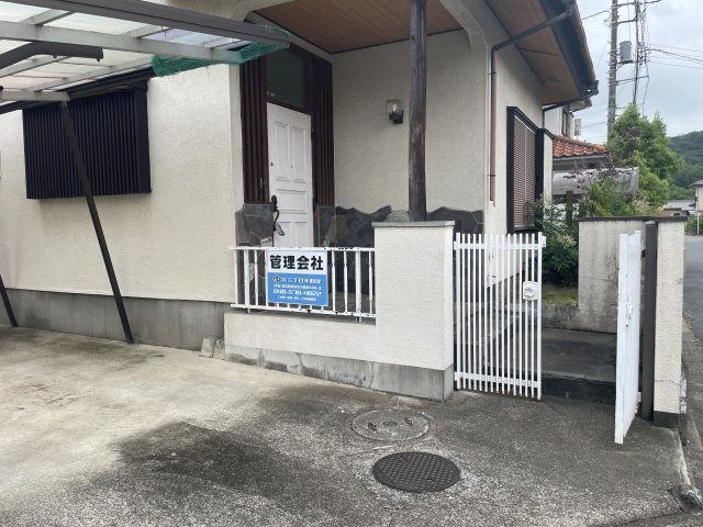 -三丁目不動産-　小川町東小川4丁目　東南角地の玄関