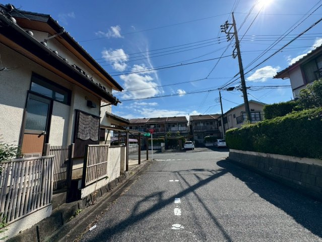 -三丁目不動産-　小川町東小川4丁目　東南角地の前面道路含む現地写真